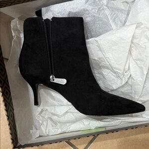 Elegant Charles David Black Ankle Boots